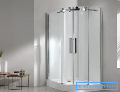 Akryl hjørne dusjkabinett 100x100 med lav kjeller i et minimalistisk interiør Akryl hjørne dusjkabinett 100x100 med lav kjeller i et minimalistisk interiør