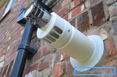 Alternativt røykutvinningssystem, som er installert på veggen, er vanligvis utstyrt med spesielle filtre. Alternativt røykutvinningssystem, som er installert på veggen, er vanligvis utstyrt med spesielle filtre.