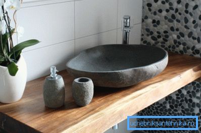 En edel kombinasjon av materialer fra massivt tre og naturstein. En edel kombinasjon av materialer fra massivt tre og naturstein.