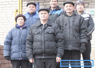 Et team av låsesmed og håndverkere er klar til å gå. Et team av låsesmed og håndverkere er klar til å gå.
