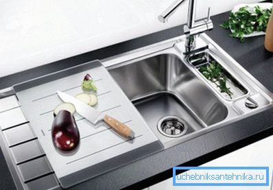 Skål med en bosetter og en plattform. Skål med en bosetter og en plattform.