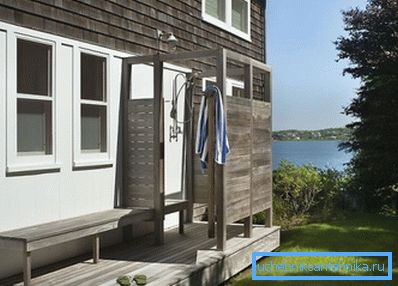 Ofte ligger en sommerdusj i nærheten av huset. Ofte ligger en sommerdusj i nærheten av huset.
