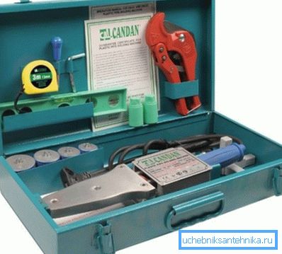 Kuffert med verktøy som er nødvendige for sveising av plastvarer