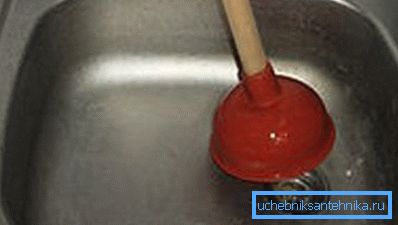 Rengjøring med et stempel er enkelt og enkelt. Rengjøring med et stempel er enkelt og enkelt.