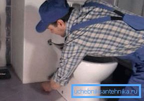 For å unngå lekkasje av toalettskålen, følg reglene for installasjonen. For å unngå lekkasje av toalettskålen, følg reglene for installasjonen.