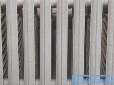 For å beregne hvor mye vann er i en støpejerns radiator, multipliser antall ribber med en og en halv liter. For å beregne hvor mye vann er i en støpejerns radiator, multipliser antall ribber med en og en halv liter.