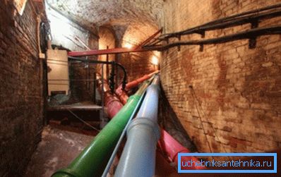 Pig-jern rørleggerarbeid i kjelleren av Peterhof. Pig-jern rørleggerarbeid i kjelleren av Peterhof.