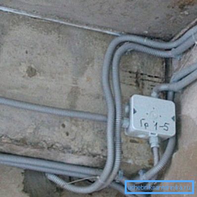 Selv den interne installasjonen må gjøres på en slik måte at det oppnås størst mulig tetthet og hindrer fuktighet i å komme inn i rørets innside under drift. Selv den interne installasjonen må gjøres på en slik måte at det oppnås størst mulig tetthet og hindrer fuktighet i å komme inn i rørets innside under drift.