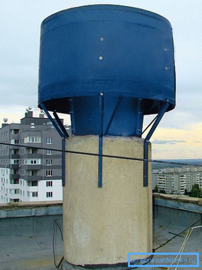Deflektoren beskytter ikke bare, men forbedrer også ventilasjonen. Deflektoren beskytter ikke bare, men forbedrer også ventilasjonen.