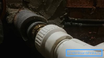 Vi lager inngangen gjennom veggen til fundamentet eller kjelleren. Vi lager inngangen gjennom veggen til fundamentet eller kjelleren.