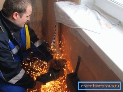 Demontering av den gamle radiatoren ved hjelp av Demontering av den gamle radiatoren ved hjelp av