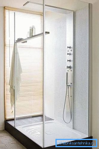 Baderomsdesign med veggmontert dusj med lav base