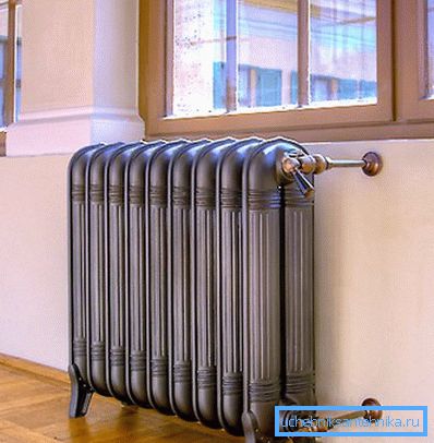 Designer radiator, som ikke er så mye varm som dekorerer rommet Designer radiator, som ikke er så mye varm som dekorerer rommet