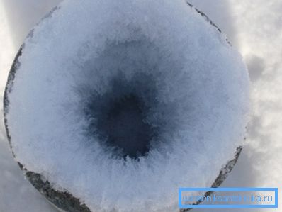 Den lange løsningen av stigerøret uten isolasjon fryser helt i to til tre uker. Den lange løsningen av stigerøret uten isolasjon fryser helt i to til tre uker.