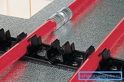 For fremstilling av varme gulv brukes parede systemer, og til og med hele underlag med klemmer. For fremstilling av varme gulv brukes parede systemer, og til og med hele underlag med klemmer.