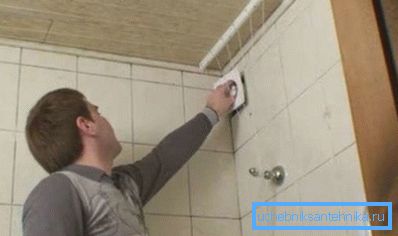 Ekstra ventilasjon hjelper ikke bare med å bli kvitt luftfuktigheten på VVS-anlegget, men også påskynde forvitringsprosessen på badet Ekstra ventilasjon hjelper ikke bare med å bli kvitt luftfuktigheten på VVS-anlegget, men også påskynde forvitringsprosessen på badet