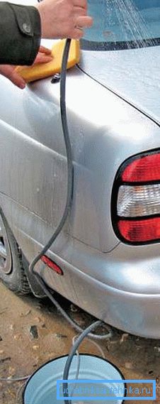 Dusjen kan brukes til å vaske bilen. Dusjen kan brukes til å vaske bilen.