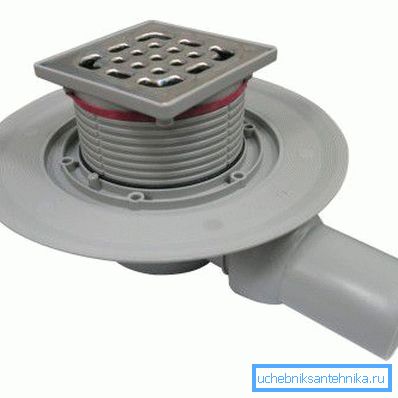 Dusj gjengen ser slik ut: en bred ring er plassert over det første laget av screed, og den øvre grillen er fjernet Dusj gjengen ser slik ut: en bred ring er plassert over det første laget av screed, og den øvre grillen er fjernet