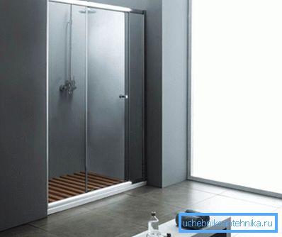 Dusjbrett med gardiner ser veldig stilig ut og er gode for minimalistisk interiør Dusjbrett med gardiner ser veldig stilig ut og er gode for minimalistisk interiør