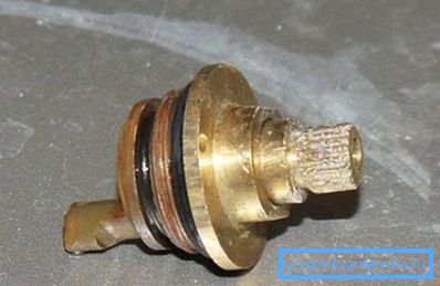 Den eksentriske vil ikke tillate å ta ut en keg mens han er i blanderhuset. Den eksentriske vil ikke tillate å ta ut en keg mens han er i blanderhuset.