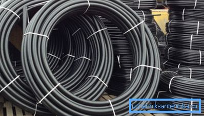 Polyetylenes elastisitet gjør det mulig å forsyne rør i spoler. Polyetylenes elastisitet gjør det mulig å forsyne rør i spoler.
