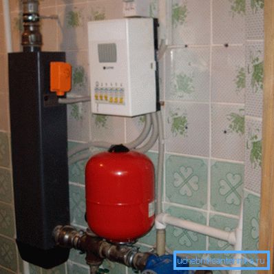 Elektriske kjeler er nesten alltid veggmontert utstyr, og samtidig har de de minste dimensjonene. Elektriske kjeler er nesten alltid veggmontert utstyr, og samtidig har de de minste dimensjonene.