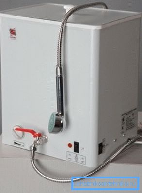 Elektrisk varmtvannsbereder for dusj EVBO-20/1, 25-1 kan fungere både fra nettverket og fra det innebygde batteriet Varmtvannsbeholder EVBO-20/1, 25-1 kan fungere både fra nettverket og fra det innebygde batteriet