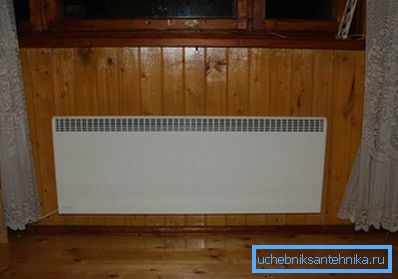 Elektrisk konvektor i hytteinnredningen Elektrisk konvektor i hytteinnredningen