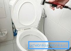 En annen interessant løsning er å installere en mini dusj som et bidet, du kan feste det til servantblanderen, og det vil ikke bli nødvendig med øyenliner kommunikasjon En annen interessant løsning er å installere en mini dusj som et bidet, du kan feste det til servantblanderen, og det vil ikke bli nødvendig med øyenliner kommunikasjon