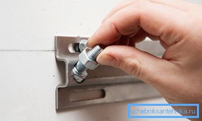 Hvis du har en brakett i form av en tallerken, må du ikke glemme å sette den på et nivå i horisontalplanet Hvis du har en brakett i form av en tallerken, må du ikke glemme å sette den på et nivå i horisontalplanet
