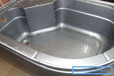Det er også metallprodukter dekket av beskyttelsesmidler som hindrer skadelige effekter av vann. Det er også metallprodukter dekket av beskyttelsesmidler som hindrer skadelige effekter av vann.