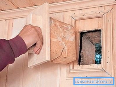 Naturlig ventilasjon i et trehus unngår mugg og rotting prosesser. Naturlig ventilasjon i et trehus unngår mugg og rotting prosesser.
