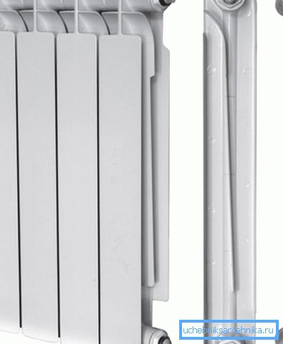 Foto av en bimetallisk radiator og dens indre stålforsterkning Foto av en bimetallisk radiator og dens indre stålforsterkning