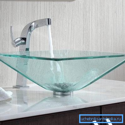 Bilde av en vask laget av glass Bilde av en vask laget av glass