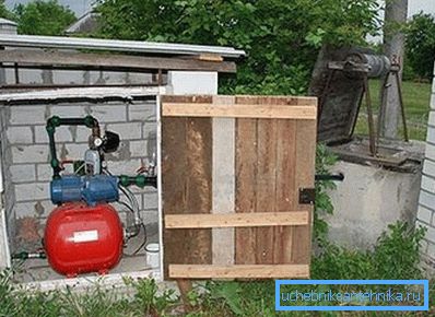 Foto av pumpestasjonen ligger i bakrommet, som ble bygget spesielt for dette formålet nær brønnen. Foto av pumpestasjonen ligger i bakrommet, som ble bygget spesielt for dette formålet nær brønnen.