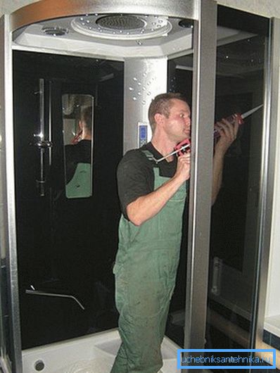 Bilder av installasjonen av hytta. Bilder av installasjonen av hytta.