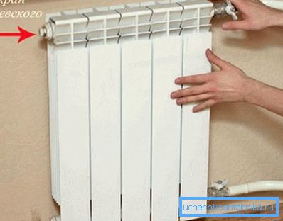 Bilde av en radiator med en installert Mayevsky kran Bilde av en radiator med en installert Mayevsky kran