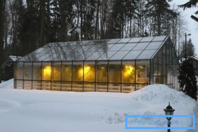 Foto av et drivhus oppvarmet om vinteren Foto av et drivhus oppvarmet om vinteren
