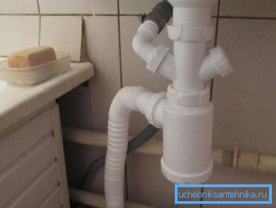 Foto av installert sifon med ekstra kraner Foto av installert sifon med ekstra kraner