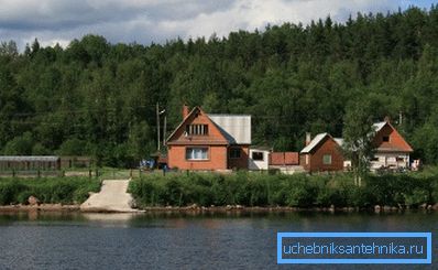 Foto av et hytte på elvebredden Foto av et hytte på elvebredden