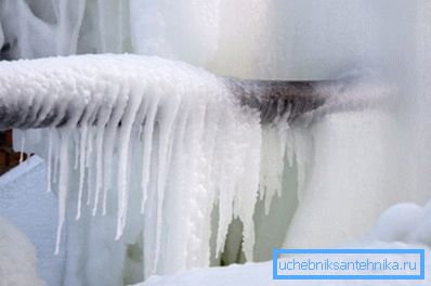 Foto av frosset rør. Foto av frosset rør.