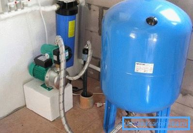 Akkumulatoren er nødvendig for normal drift av pumpen og opprettholder et konstant trykk i systemet. Akkumulatoren er nødvendig for normal drift av pumpen og opprettholder et konstant trykk i systemet.