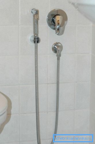 Hygienisk dusj innebygd i veggen tar praktisk talt ikke opp plass, noe som er et stort pluss når det er installert i trange forhold i urbane toaletter Hygienisk dusj innebygd i veggen tar praktisk talt ikke opp plass, noe som er et stort pluss når det er installert i trange forhold i urbane toaletter