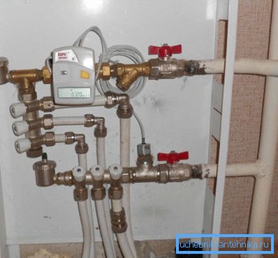 Horisontal kollektor ledninger i leiligheten. Horisontal kollektor ledninger i leiligheten.
