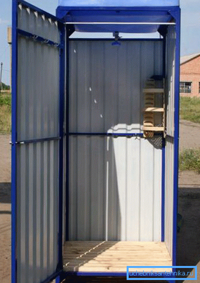 Klar hytte fra profesjonell gulv på metallramme Klar hytte fra profesjonell gulv på metallramme