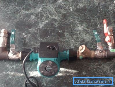 Den ferdige monteringen med en pumpe, filter og ventiler. Den ferdige monteringen med en pumpe, filter og ventiler.