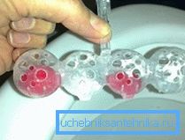 Ferdige gelatinekuber kan plasseres i plastkasser fra kommersielt tilgjengelige luftfriskere. Ferdige gelatinekuber kan plasseres i plastkasser fra kommersielt tilgjengelige luftfriskere.