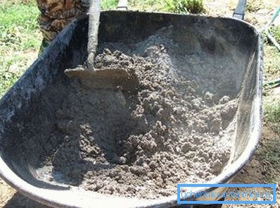 Både porselen og keramikk er laget av hvit ler, men den første har de beste forbrukeregenskapene på grunn av spesielle tilsetningsstoffer. Både porselen og keramikk er laget av hvit ler, men den første har de beste forbrukeregenskapene på grunn av spesielle tilsetningsstoffer.