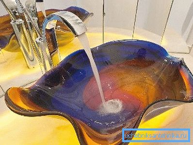 Spillet av vann, glass og lyset som faller på dem er bare fantastisk. Spillet av vann, glass og lyset som faller på dem er bare fantastisk.