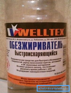 Det er spesielle formuleringer for akryloverflater. Det er spesielle formuleringer for akryloverflater.